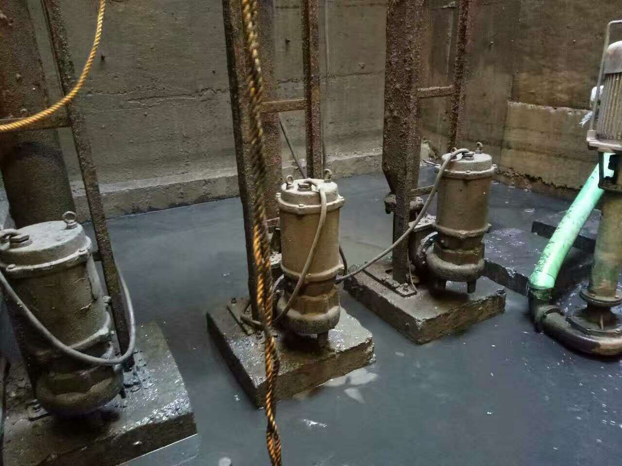 乌审污水池清理