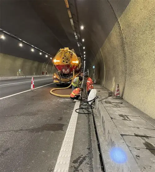 乌审隧道排水渠清淤